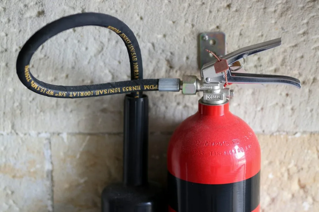 Perbandingan antara Fire Suppression System manual dan otomatis
