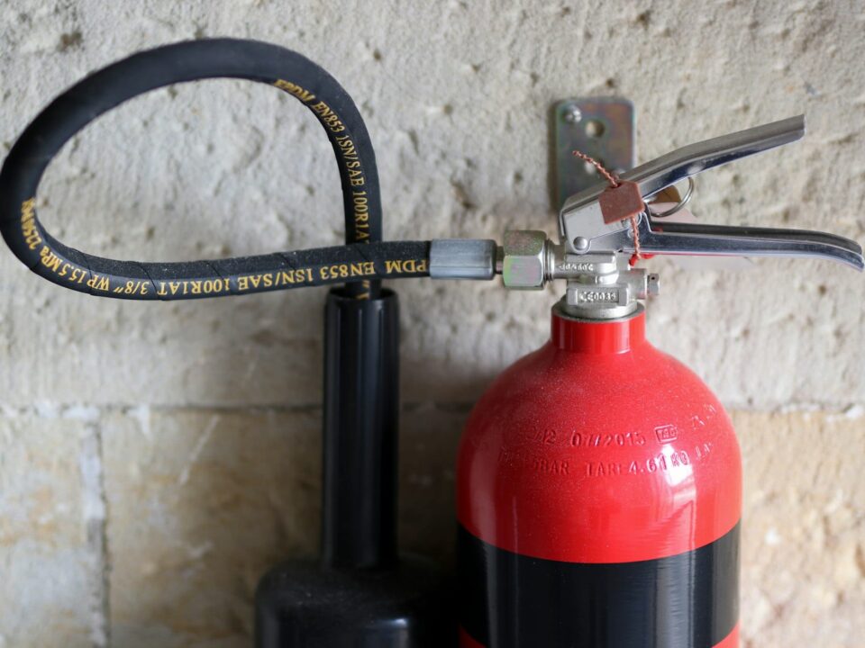 Perbandingan antara Fire Suppression System manual dan otomatis